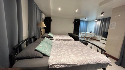 Postel nebo postele na pokoji v ubytování lemoon house khaoyai