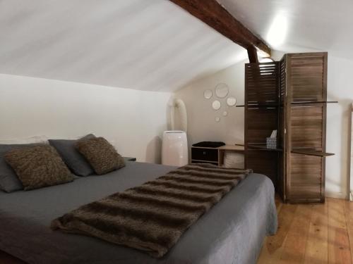 - une chambre avec un lit et une couverture brune dans l'établissement Pause COCOONING en Centre historique, à Montauban