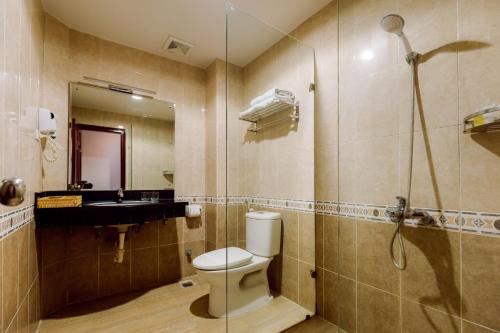 a bathroom with a toilet and a sink and a shower at Super OYO Capital O 1173 Le Grand Hanoi Hotel - The Ruby in Hanoi