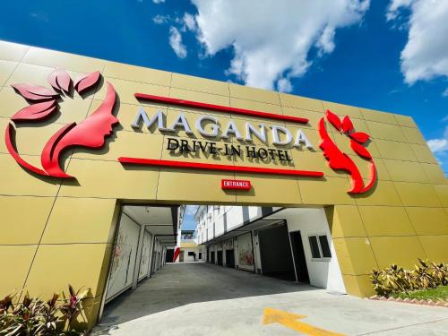 un edificio con un cartel para un hotel de dragones en Maganda hotel en Ángeles
