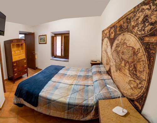 een slaapkamer met een bed met een kaart aan de muur bij BIANCAROSA in Viterbo