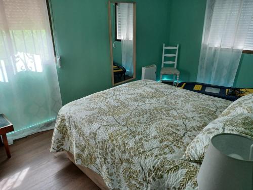 una camera da letto con un letto e un piumone bianco di La Espiga a Valladolid