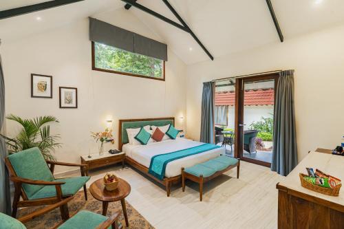 Un pat sau paturi într-o cameră la Aranya Vilas