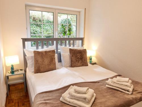 - une chambre avec un lit et des serviettes dans l'établissement Die Landgräfinnen Ferienwohnung, à Schwalmstadt
