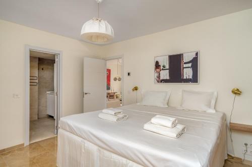 Кровать или кровати в номере Beachclose modern flat in Benalmadena Ref 185
