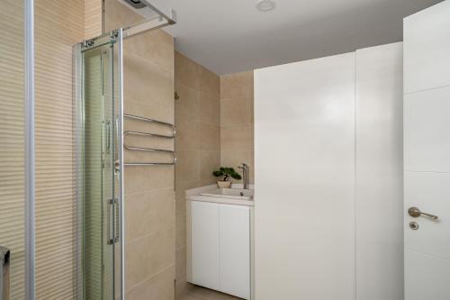 Ванная комната в Beachclose modern flat in Benalmadena Ref 185
