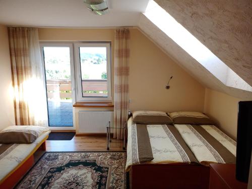 Skawa的住宿－Pod Jednym Dachem，一间卧室设有两张床和窗户。