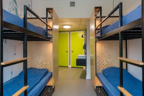 a room with bunk beds in a dorm room at Stayokay Hostel Utrecht Centrum in Utrecht