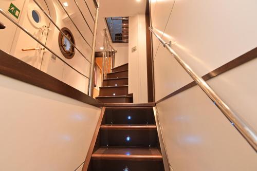 - un escalier dans une maison avec des marches en bois dans l'établissement La Voglia Matta, à Monte-Carlo