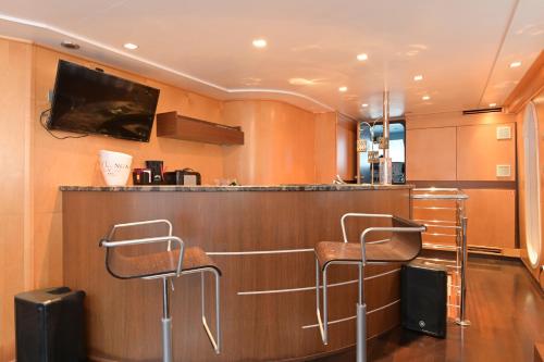 una cucina con bar con due sgabelli di La Voglia Matta a Monte Carlo