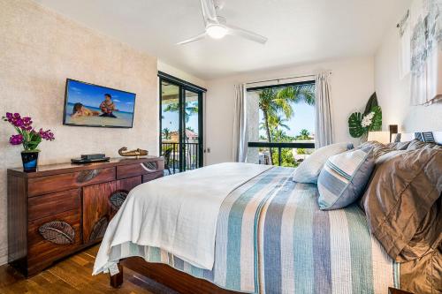 ein Schlafzimmer mit einem Bett mit einer Kommode und einem Fenster in der Unterkunft Shores At Waikoloa Beach Resort 332 in Waikoloa