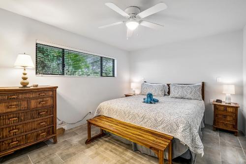 a bedroom with a bed with a teddy bear on it at Casa De Emdeko 235 in Kailua-Kona