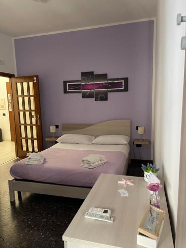 een slaapkamer met een groot bed en een tafel bij Stella in Centro in Salerno
