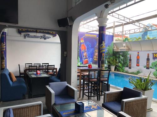 restauracja z basenem, stołami i krzesłami w obiekcie The Eighty8 w mieście Phnom Penh