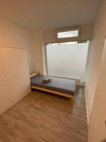 een kleine kamer met een bed en een raam bij Salí - 2BR - Mid Apartment in Kleve