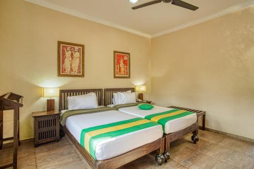 Кровать или кровати в номере Serendip Stone Hotel and Bungalow