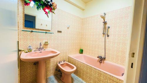 uma casa de banho com um lavatório, um WC e uma banheira em Elegant, Spacious, Central em Nice