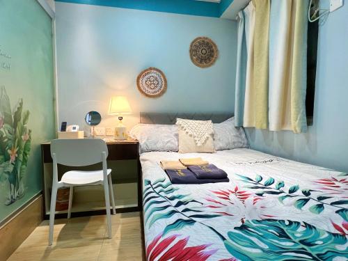 - une chambre avec un lit, un bureau et une chaise dans l'établissement AMU Dreamhouse 阿木旅舍, à Hong Kong