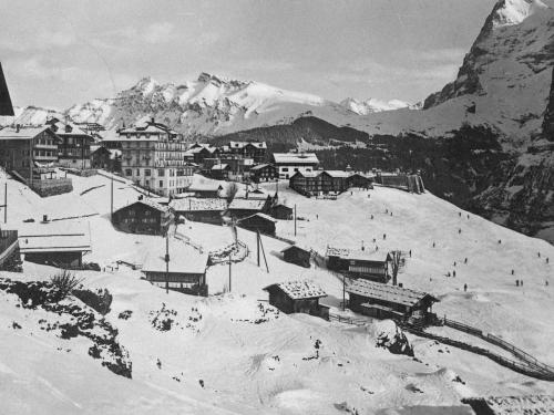 a black and white photo of a ski resort in the snow at Hotel Regina in Mürren