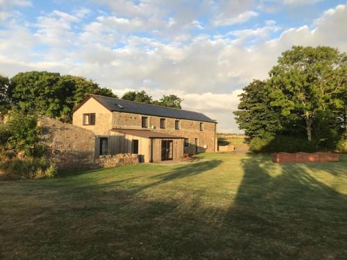 an old stone house with a large yard at Berryhill West Steading - Sleeps 5 - Dog Friendly - Peterhead 1 mile - EV Point - Golf Driving Range - Rural Location in Peterhead