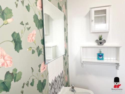 une salle de bain avec un lavabo et un miroir dans l'établissement KozyGuru / 2 BR 4Bed / Blossom Garden / Next to Big Retail Park and Train station / Worsley Manchester / 16 mins to City Centre / UMWO187, à Worsley