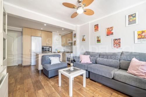 sala de estar con sofá y mesa en Apartamento Buen Consejo en Torremolinos