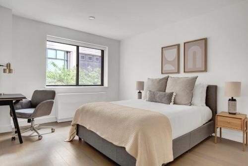 Кровать или кровати в номере Midtown W 1BR w Gym Doorman nr Times Sq NYC-692