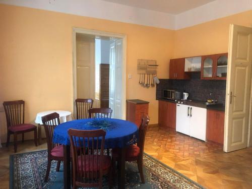 kuchnia i jadalnia z niebieskim stołem i krzesłami w obiekcie Villa Astrid w Jańskich Łaźniach