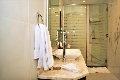 Bilik mandi di Petra Canyon Hotel