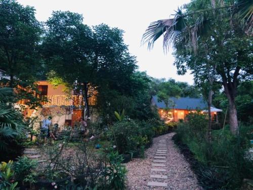 ogród ze ścieżką prowadzącą do domu w obiekcie Queen's Homestay Ba Vì - Venuestay w mieście Ba Vì District