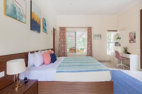 Postel nebo postele na pokoji v ubytování StayVista at Bask In The Greens Coorg with Private Pool