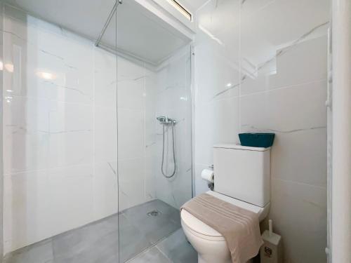 uma casa de banho branca com um WC e um chuveiro em Santa Barbara I1 Elegance 73sqm apt in Nea Smirni em Atenas