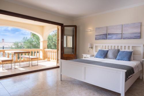 ein Schlafzimmer mit einem Bett und einem Balkon in der Unterkunft Villa Xapala - Cala Ratjada in Cala Ratjada
