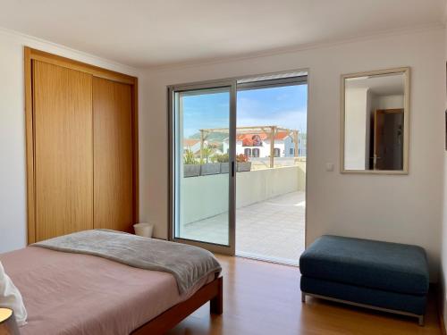 リベイラ・グランデにあるOcean Terrace Houseのベッドルーム1室(ベッド1台付)が備わります。バルコニーの景色を望めます。
