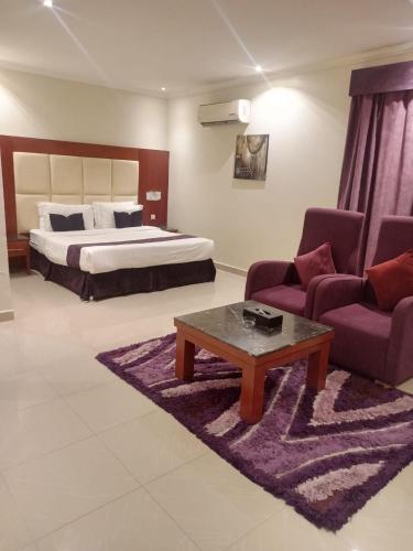 Habitación de hotel con cama y mesa de centro en Nawara Hotel, en Riad