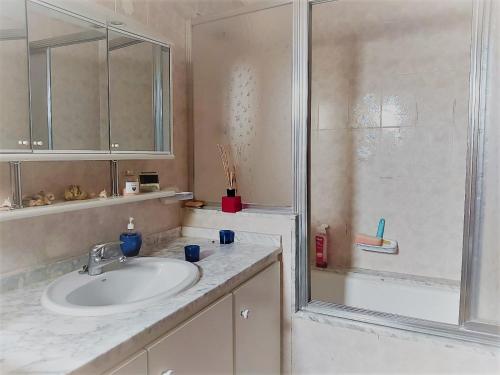a bathroom with a sink and a shower at California II in Els Poblets