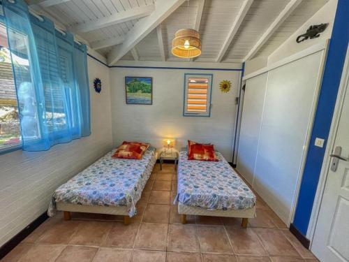 Habitación con 2 camas en una habitación en Villa TI JIMO, en Plessis-Nogent
