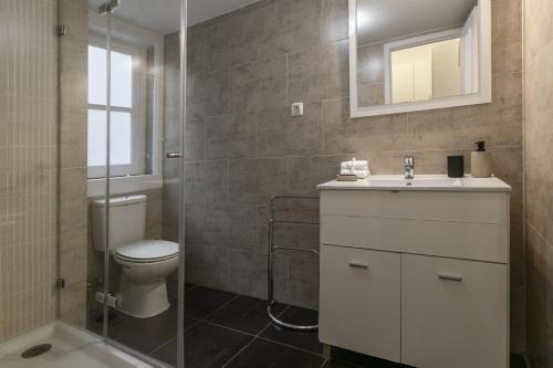 une salle de bain avec toilettes, lavabo et douche dans l'établissement Downtown Flat with Design and Comfort at Downtown, 3rd-floor no lift, à Lisbonne
