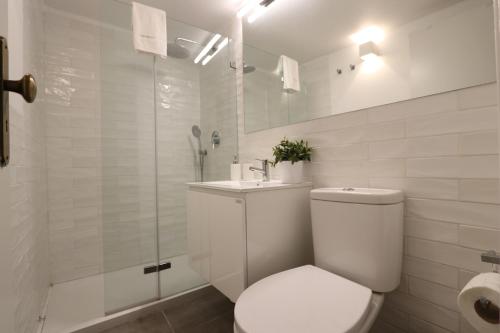 Chic Urban Retreat at Downtown with Balcony & Views, 5th-floor no lift