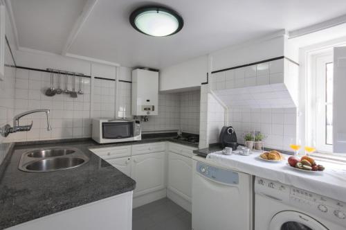 Chic Urban Retreat at Downtown with Balcony & Views, 5th-floor no lift