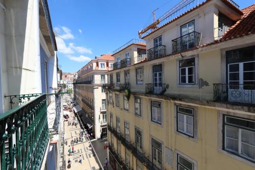 Chic Urban Retreat at Downtown with Balcony & Views, 5th-floor no lift