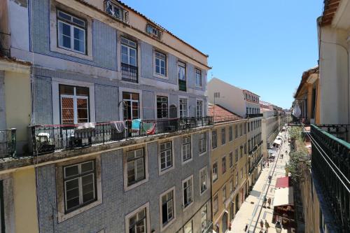 Chic Urban Retreat at Downtown with Balcony & Views, 5th-floor no lift