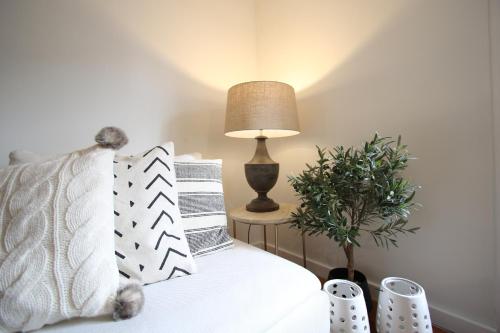 - une chambre avec un lit doté d'une lampe et d'une plante dans l'établissement Chic Urban Retreat at Downtown with Balcony & Views, 5th-floor no lift, à Lisbonne