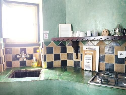 eine Küche mit Spüle und Herd in der Unterkunft Maison Médina, terrasse panoramique in Tangier