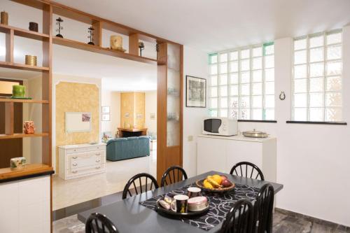 cocina y comedor con mesa y sillas en Holidaycasa Circe - Con giardino vista mare, en Terracina