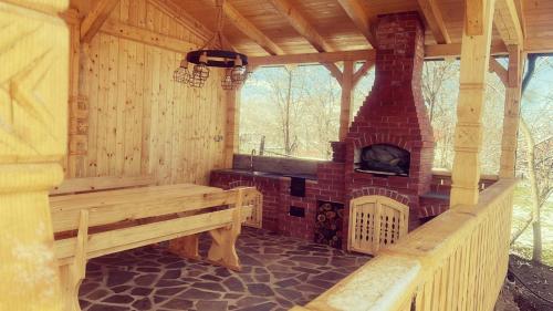 ビシェウ・デ・ススにあるLa Buniciの木製のポーチ(暖炉、ベンチ付)