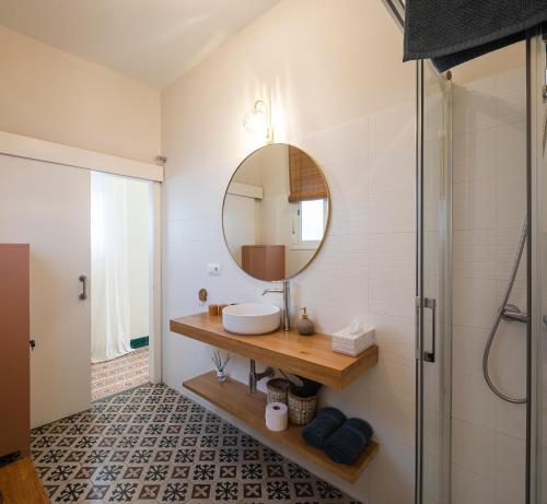 a bathroom with a sink and a mirror at Alleanza, Aires de Guadalquivir in Seville