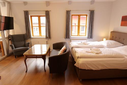 ヴィスマールにあるHerberge KAFFETIETのベッド2台とテーブルが備わるホテルルームです。