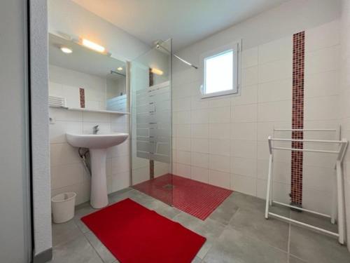 Koupelna v ubytování Maison Saint-Georges-d'Oléron, 4 pièces, 6 personnes - FR-1-246A-199