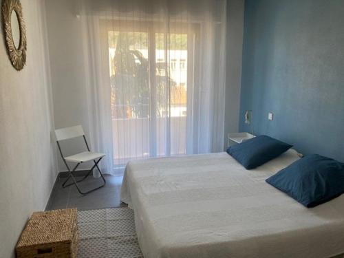 ein Schlafzimmer mit einem großen Bett und einem Fenster in der Unterkunft Appartement Le Lavandou, 2 pièces, 4 personnes - FR-1-308-167 in Le Lavandou